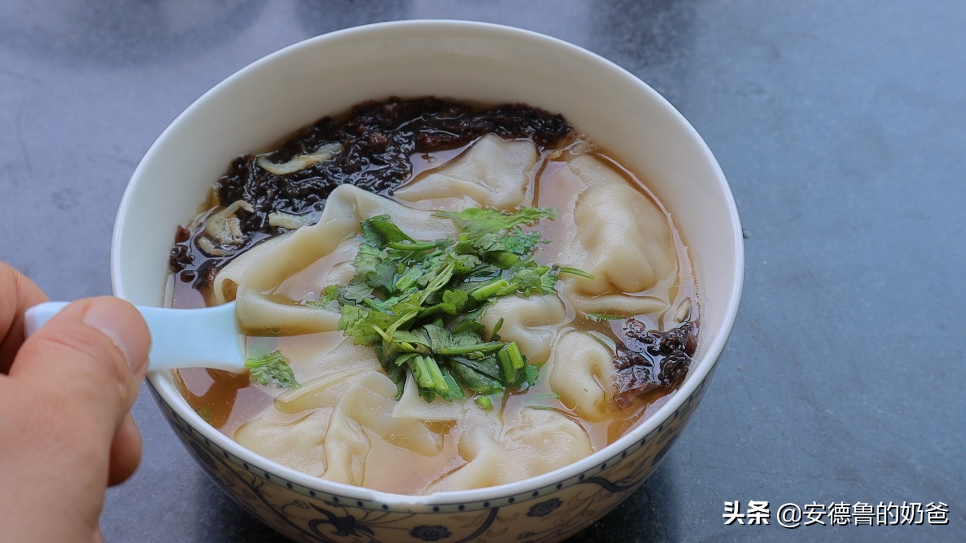 奶爸在家带着娃做馄饨现包现煮真材实料小朋友吃了一大碗