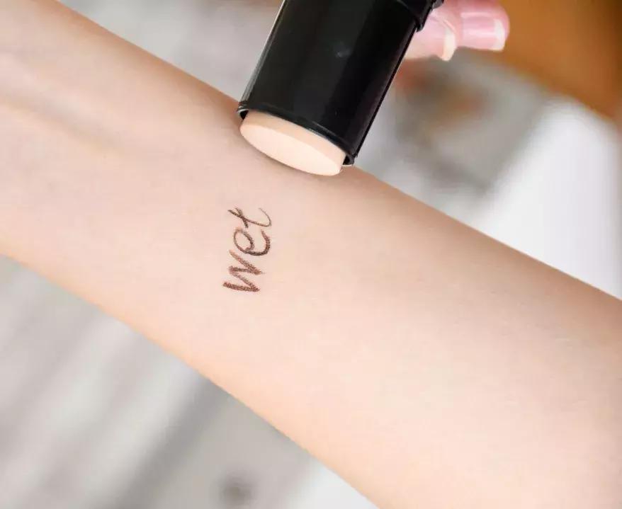 12小时不脱妆保湿提亮遮瑕,春夏妆容持久不脱妆的秘密