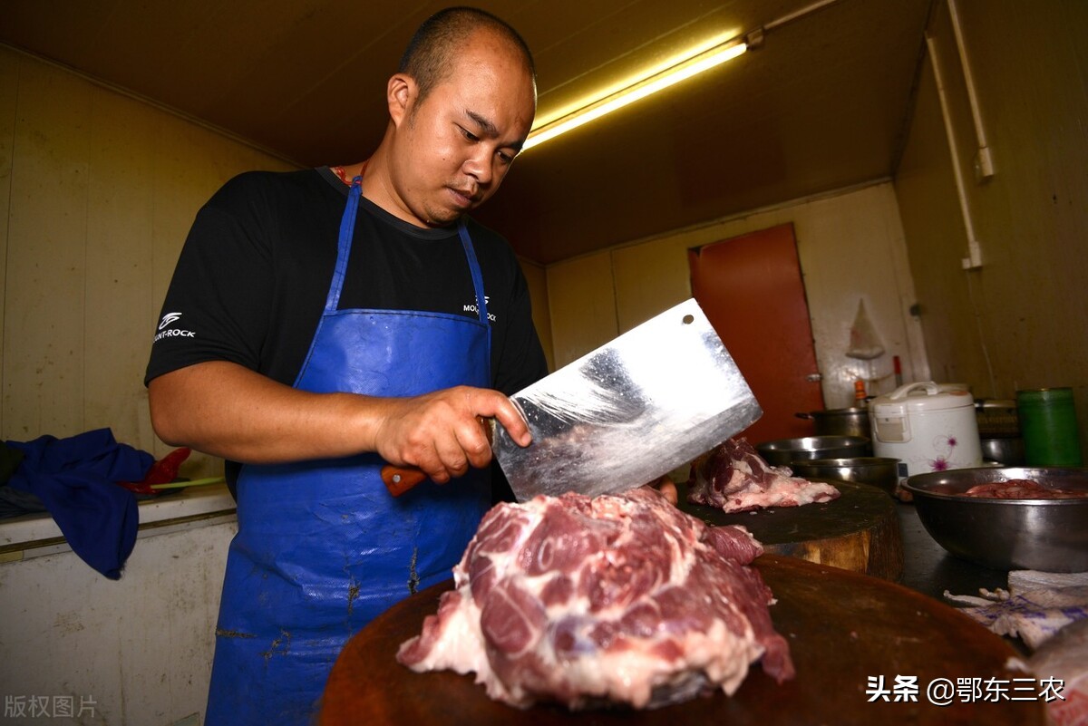 卖猪肉一年能赚多少钱,农村小伙卖猪