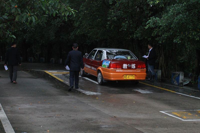 科目二半坡起步不熄火不溜车技巧,科目二考试半坡起步熄火怎样补救