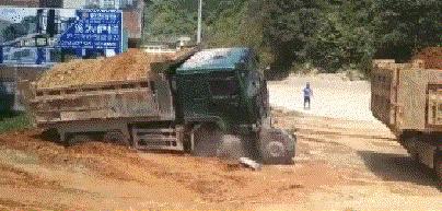 开心一刻gif下雨天,搞笑gif笑到肚子疼意外瞬间特辑