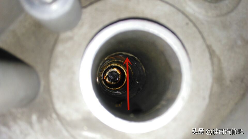 二手车发动机下面漏油后续怎么办,二手车漏油怎样看