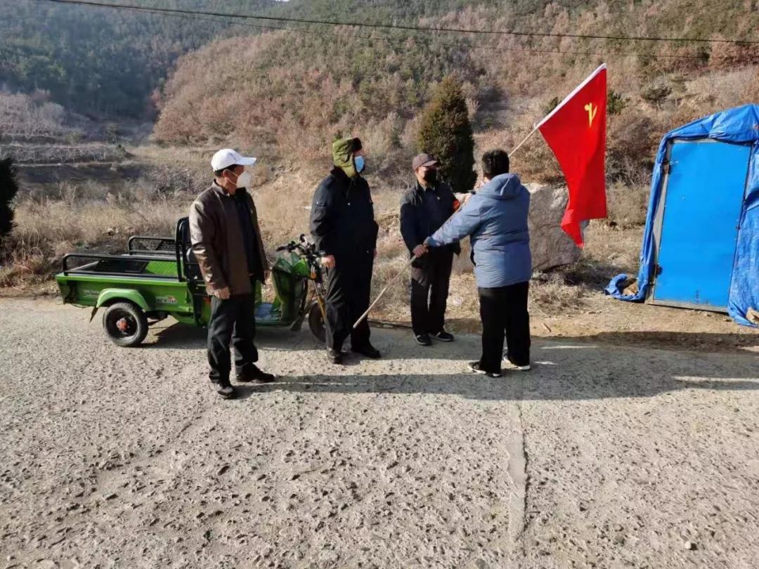 抗击疫情中的优秀共产党员,致敬忙碌在疫情防控一线的老党员