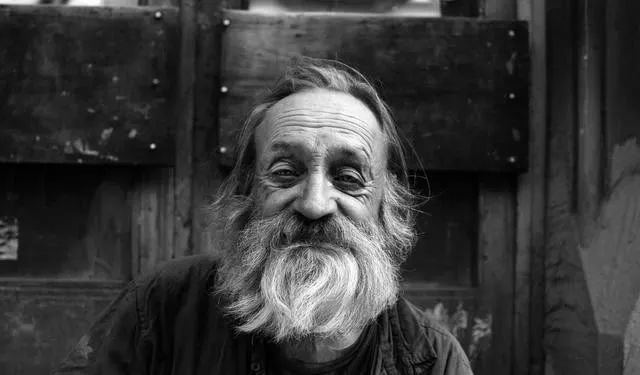 身体发出老人味是什么原因引起的,中年人身体出现了老人味是什么病