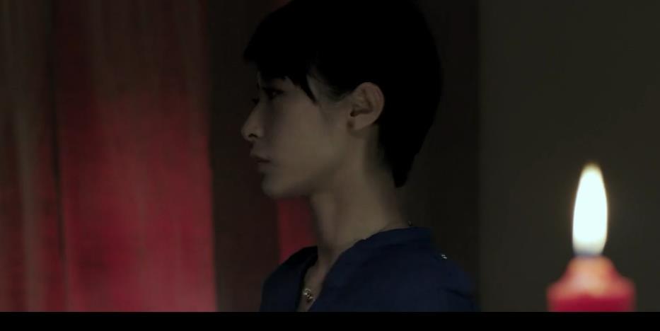 男医生拿针管吓唬小朋友,男医生用手抓刀