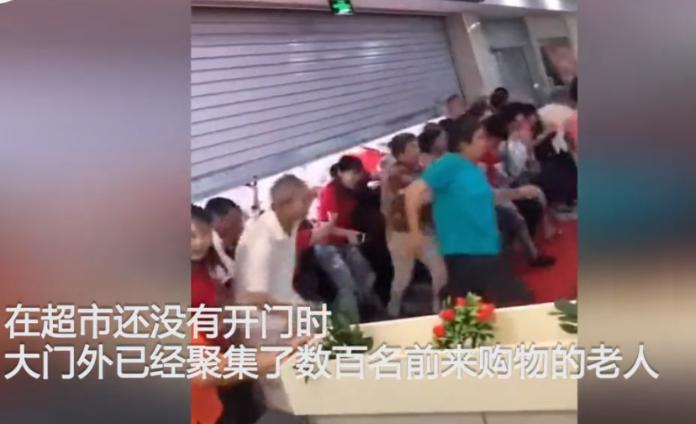 大爷大妈也疯狂！超市打折遭数百人哄抢，卷帘门几乎被挤塌