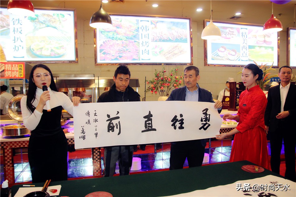 天水“轮胎哥”出发*藏西**,金龙大酒店携媒体、粉丝送上祝愿