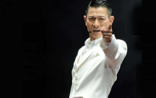 刘德华被谁抚养长大的,刘德华为什么帮姐姐住贫民窟