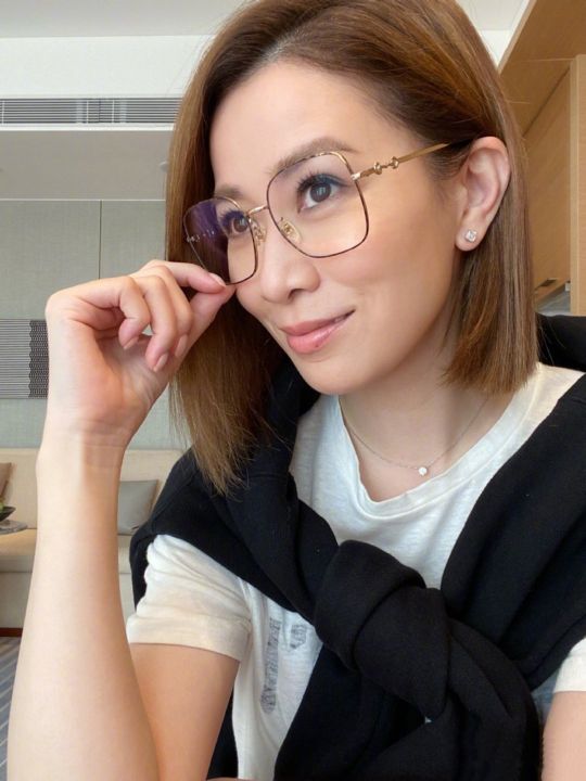 佘诗曼穿好看的灰色衣服裙子,佘诗曼风衣