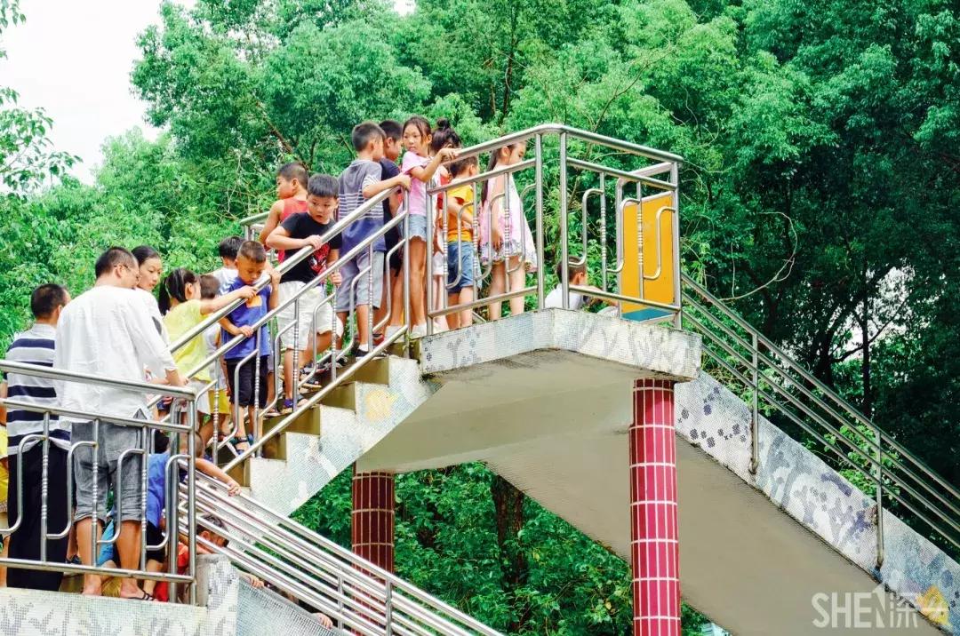 这里是东方世界,这里是东门英语怎么说