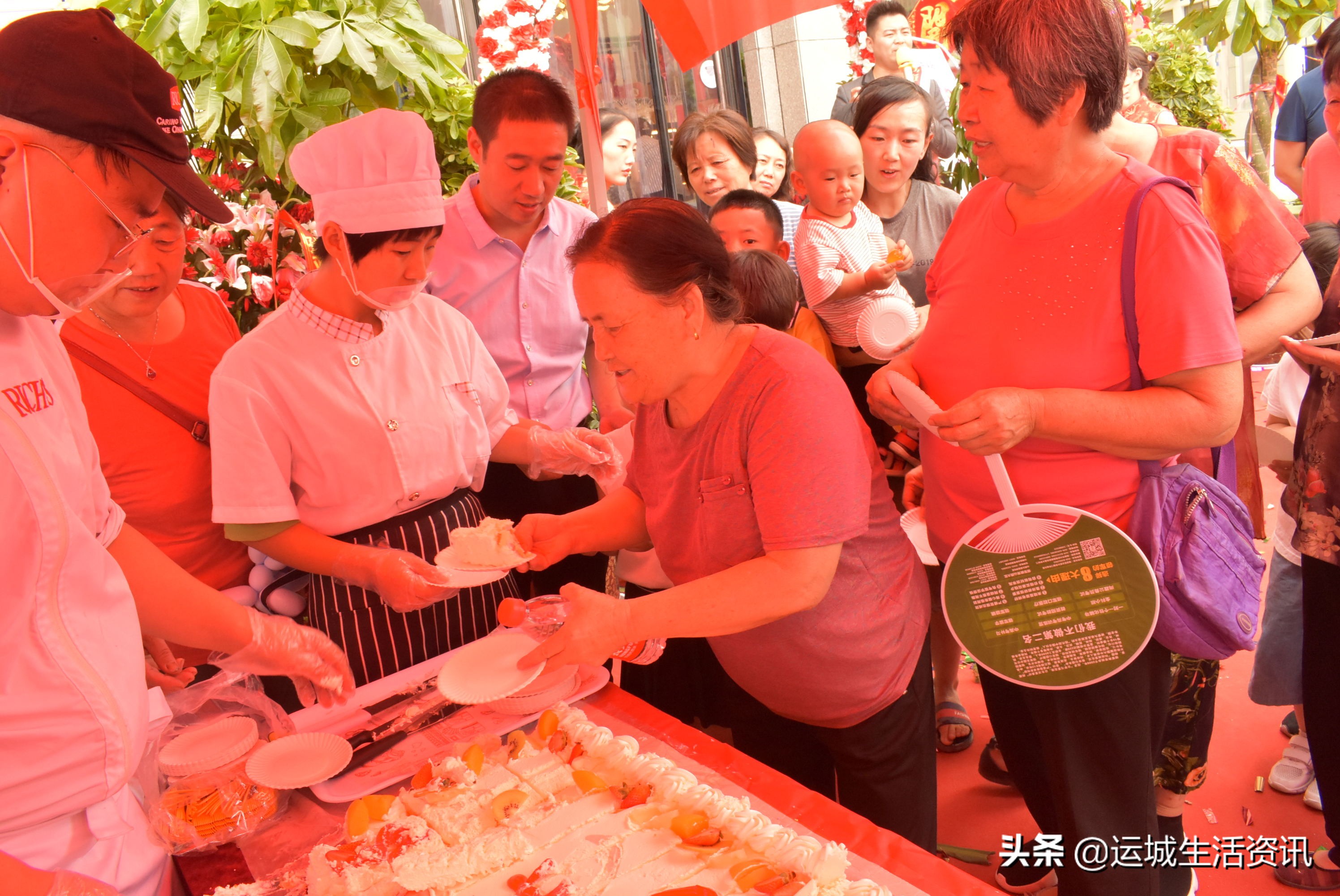 市民排队免费吃蛋糕：运城天鹅湾“生日颂烘焙”开业大酬宾