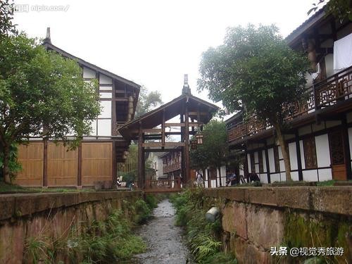 依山傍水，田园小丘，木屋为舍，石板铺街，四川雅安上里古镇