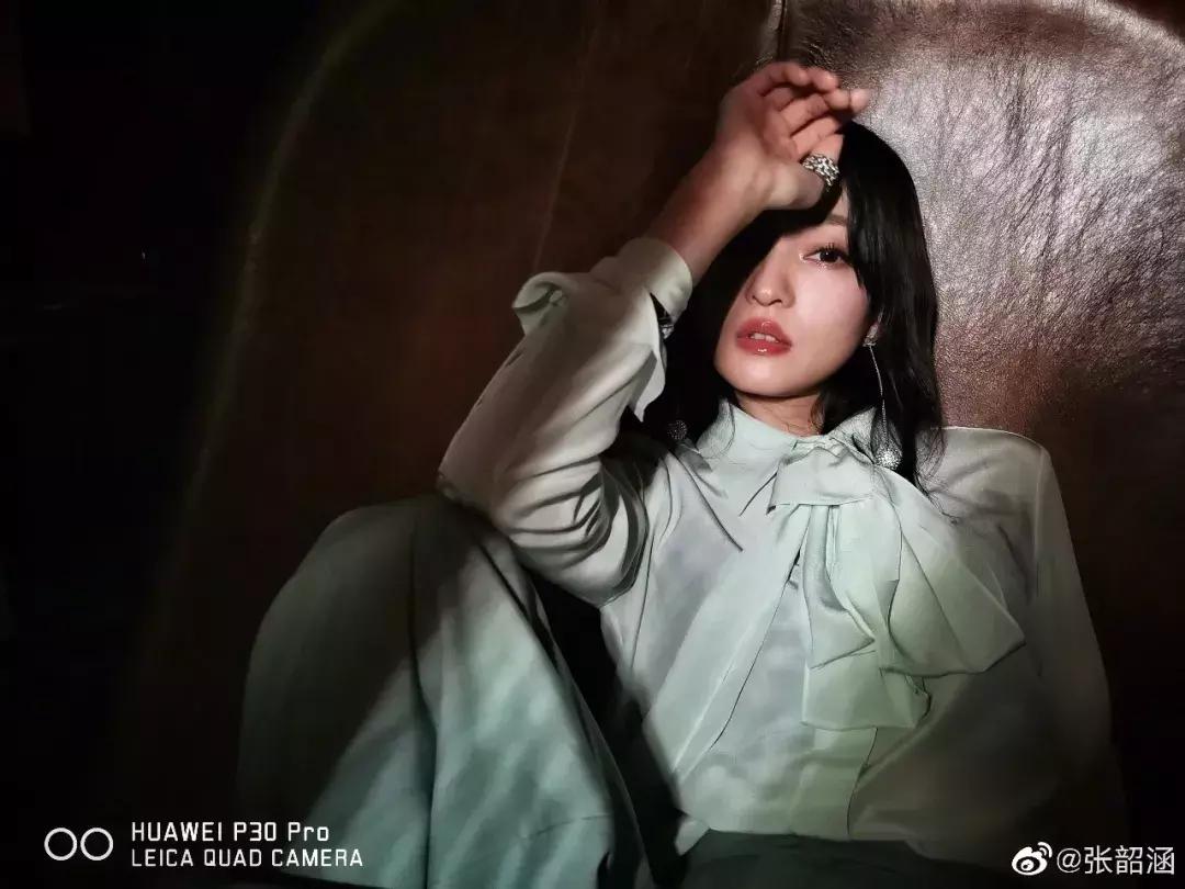 “过气”十年,凭什么她发个问号也能上热搜?