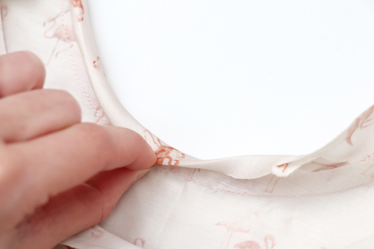 领口和领子的缝合方法,v领领口中间有三针平针缝合方法