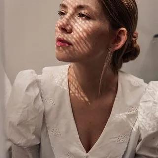 T恤穿腻了？想要时髦又遮肉，春夏白衬衫应该这么洗和这样穿