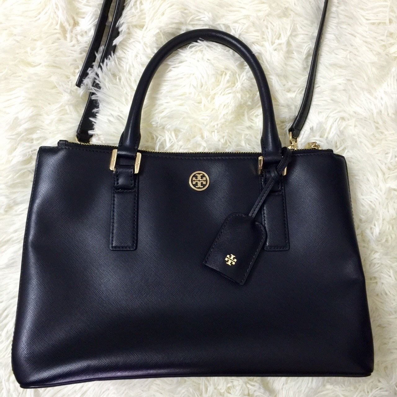 9小时已被抢23万件！Adidas小白鞋111元拿！