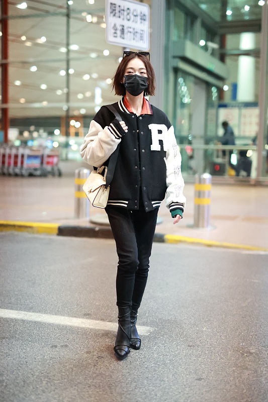 薄款棒球夹克穿搭,棒球夹克穿合体好看还是宽松好看