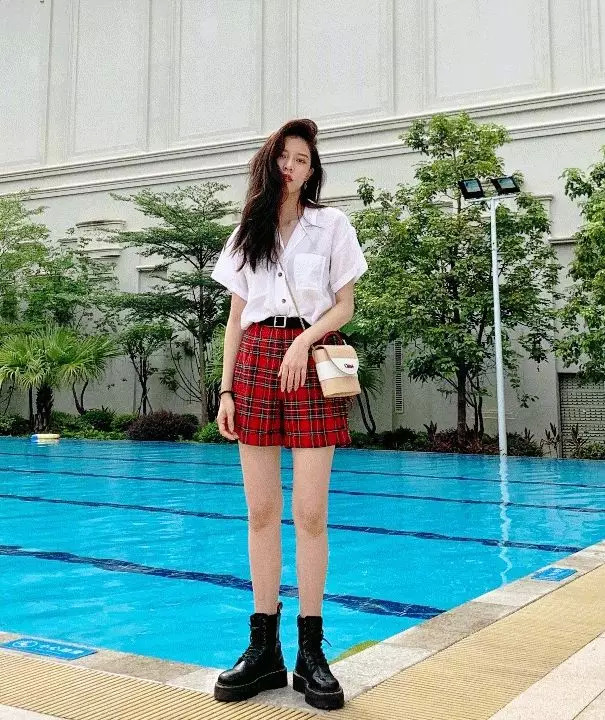 一点也不热，酷妹的马丁靴里都有空调