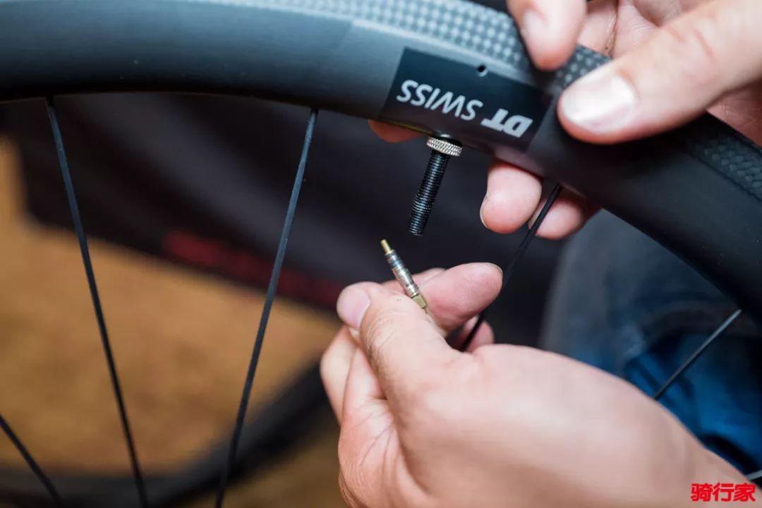 拒绝四溅的补胎液，教你优雅地改装/安装真空胎！