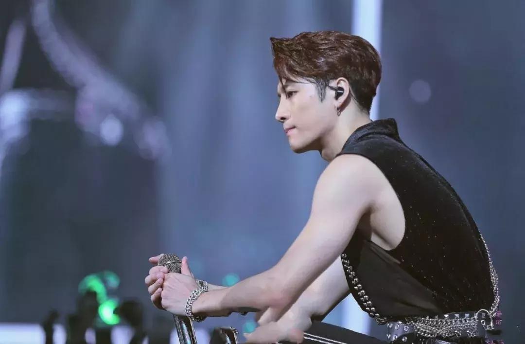 王嘉尔身着一身粉衣现身机场,王嘉尔受很多女星欢迎国外粉丝