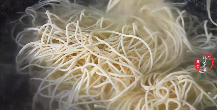 煮面条的时候水放少了怎么办,煮面条时水开下锅就错了