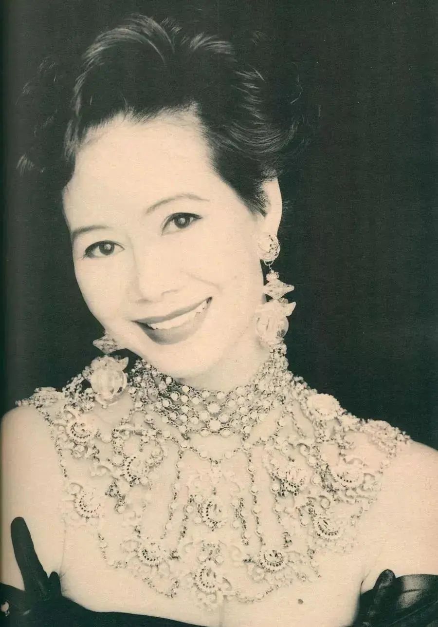 穿三百万皮草的香江富贵花,前半生让人羡慕,后半生却惨遭唾骂?