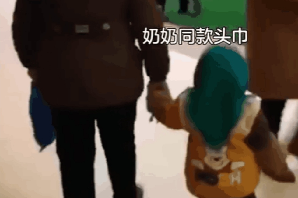 奶奶带孙子逛街，俩人头饰太“抢眼”，网友：笑喷了，我家有同款