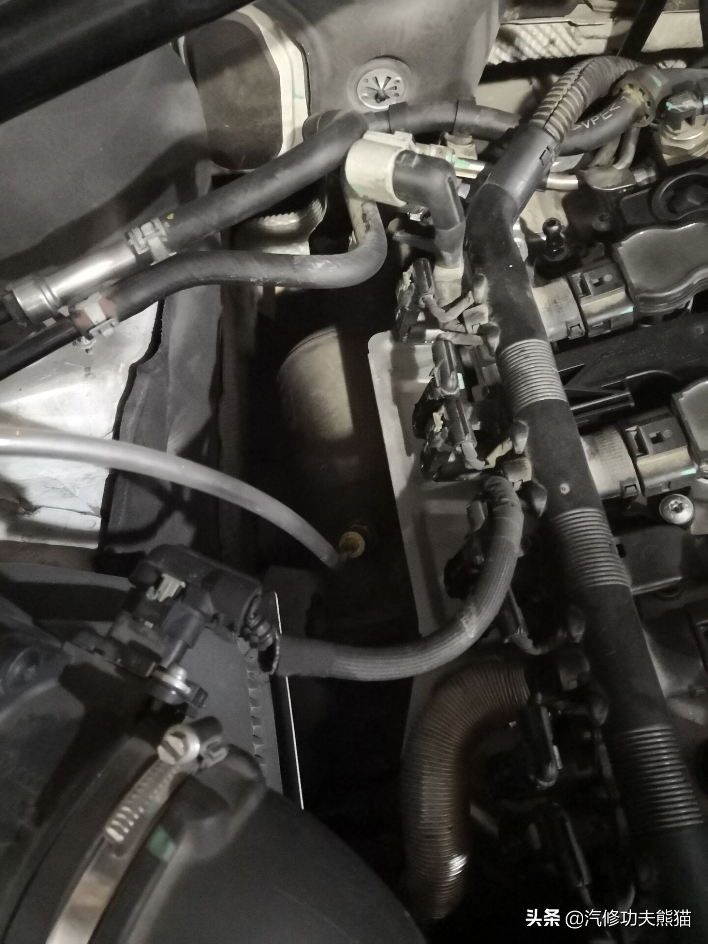 奥迪q53.2自吸发动机烧机油吗,12款奥迪q5发动机烧机油改进