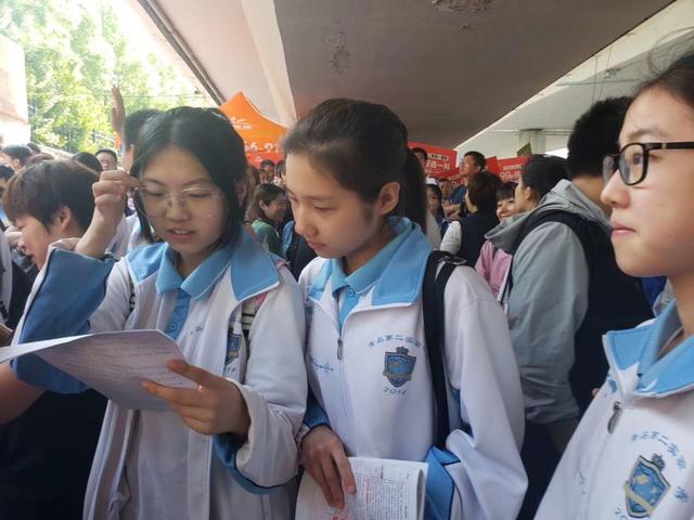 中考走定向好还是走统招线好,中考定向招生和统招有什么区别