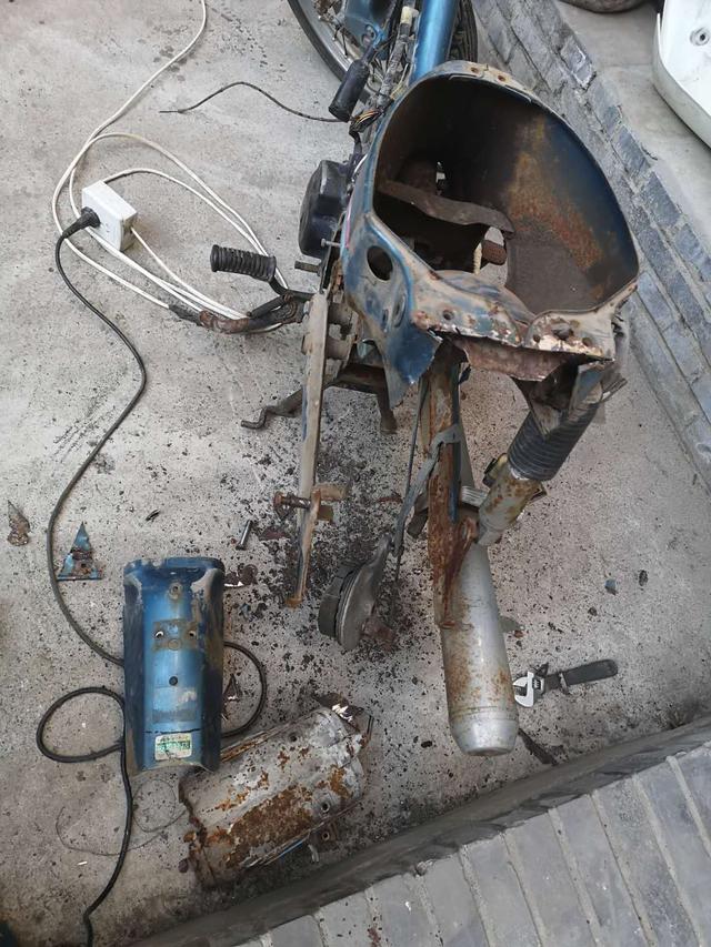 本田摩托车幼兽70c,改装老款铃木摩托