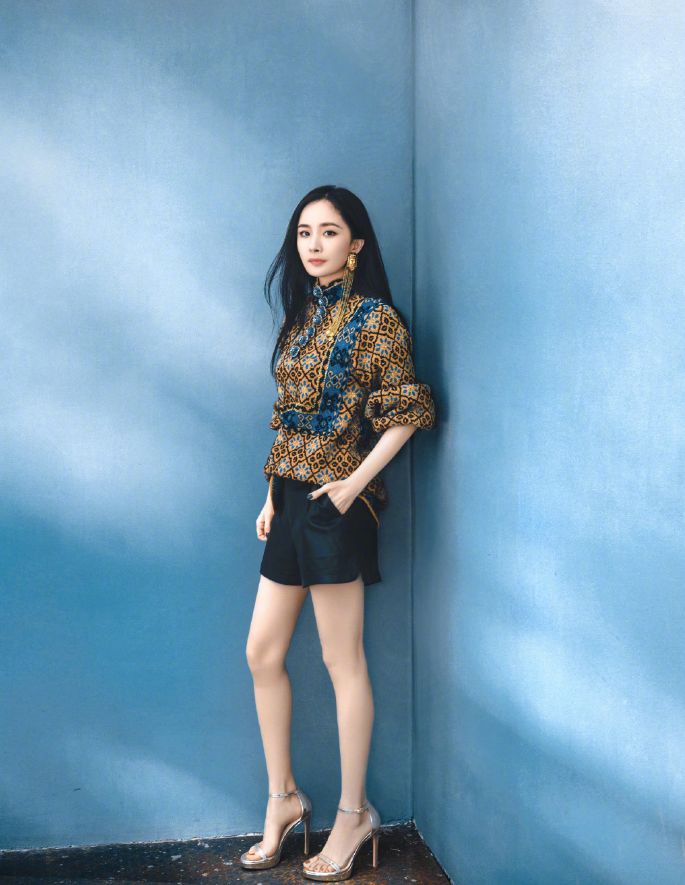 杨幂军装蜂腰,杨幂穿背心腰细腿长