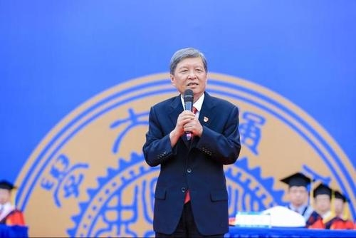 清华大学校长遭网友炮轰,清华校长致辞被炮轰最新进展