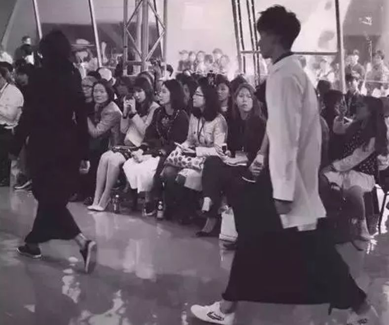 中国地摊经济带动了世界,中国地摊鞋成了国际大牌