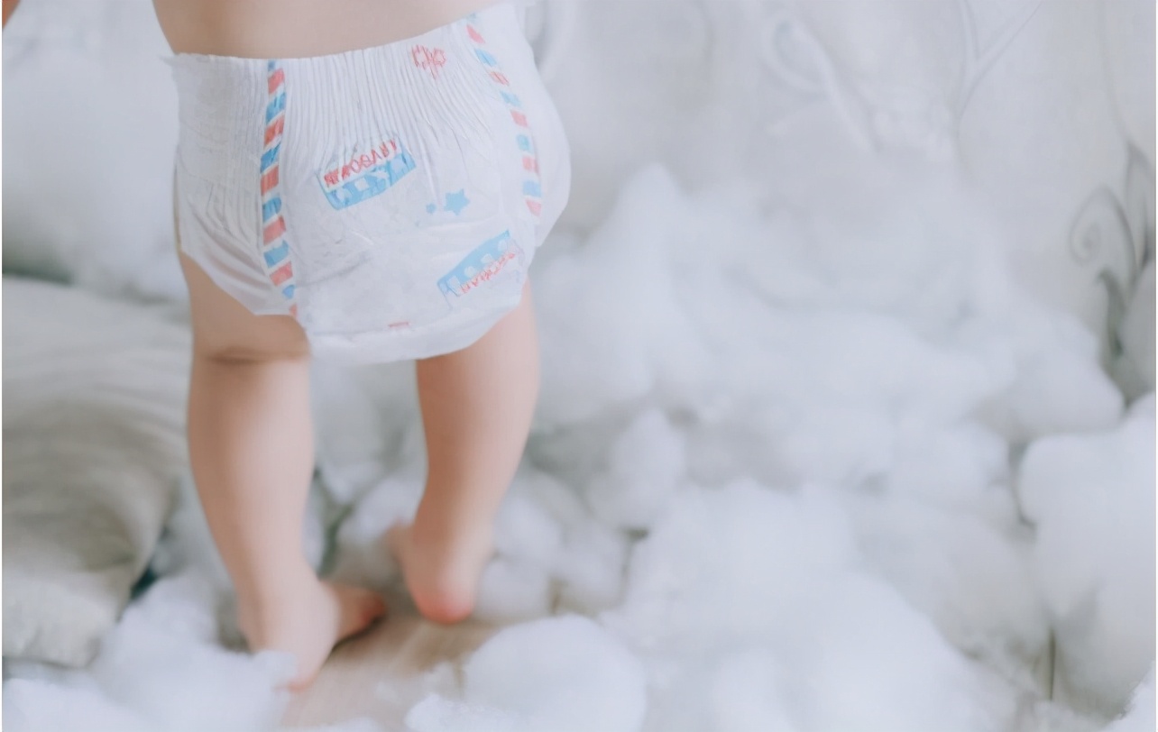 宝宝睡整觉晚上要换尿布吗,宝宝睡整觉了要不要吸奶