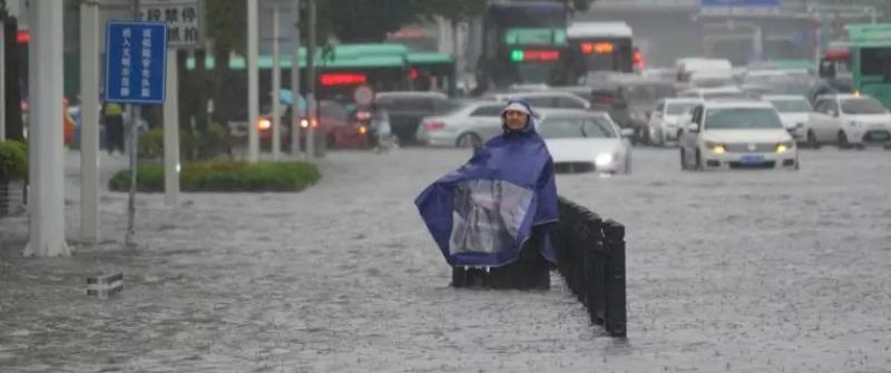 华为手机掉水池立刻捞出还开着机,华为手机被大雨淋湿会坏吗