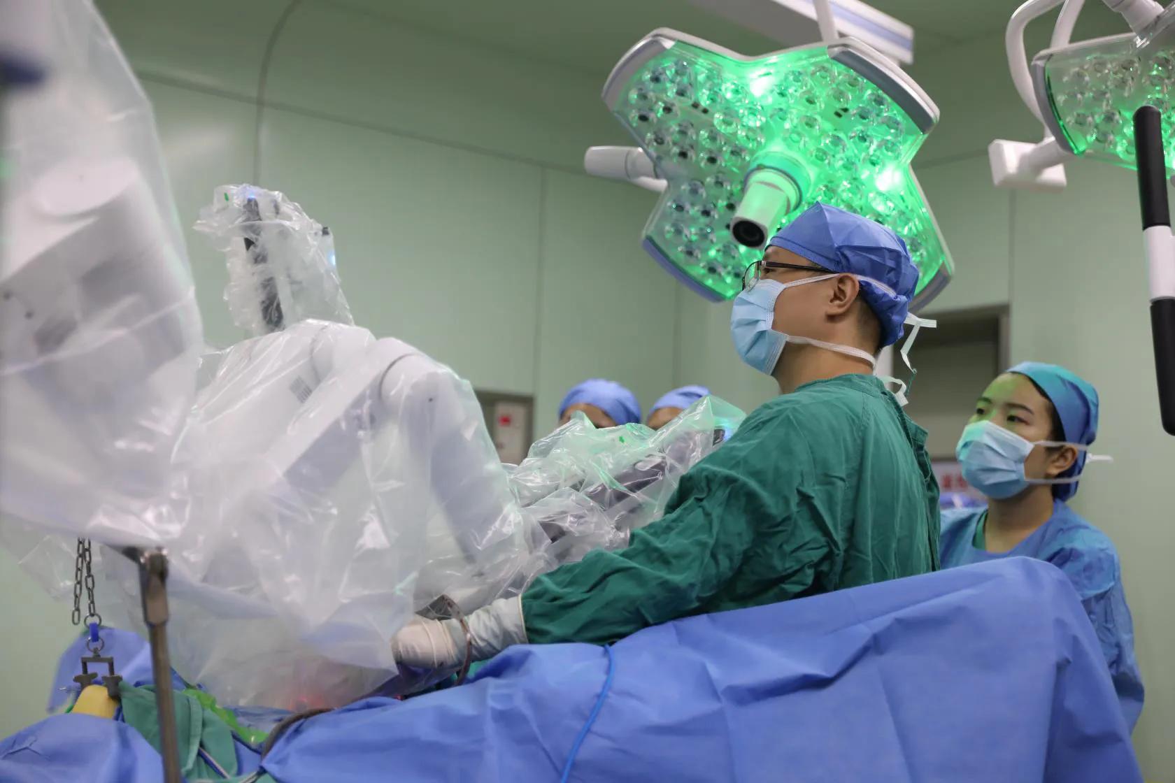 半年破百例！成妇儿“达芬奇机器人”精准治疗造福百余位妇女儿童