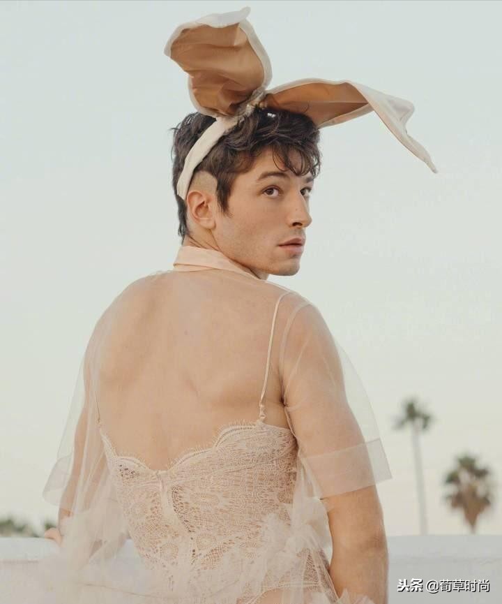 男人骚起来不管女人事!E妹踩高跟穿胸衣演绎性感,不料*袜丝**破了