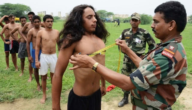 印军装甲兵坠入爱河，拍*器武**细节照讨美女欢心，换回475元红包