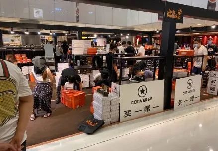 成都春熙路公然售假？FOG敬畏上帝ESSENTIALS合法山寨卖爆了···