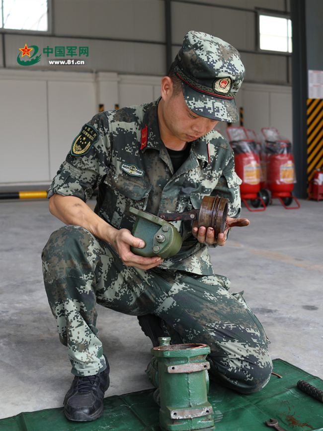 绝活!这位“油腻”小哥为啥能55秒识别15种油品?