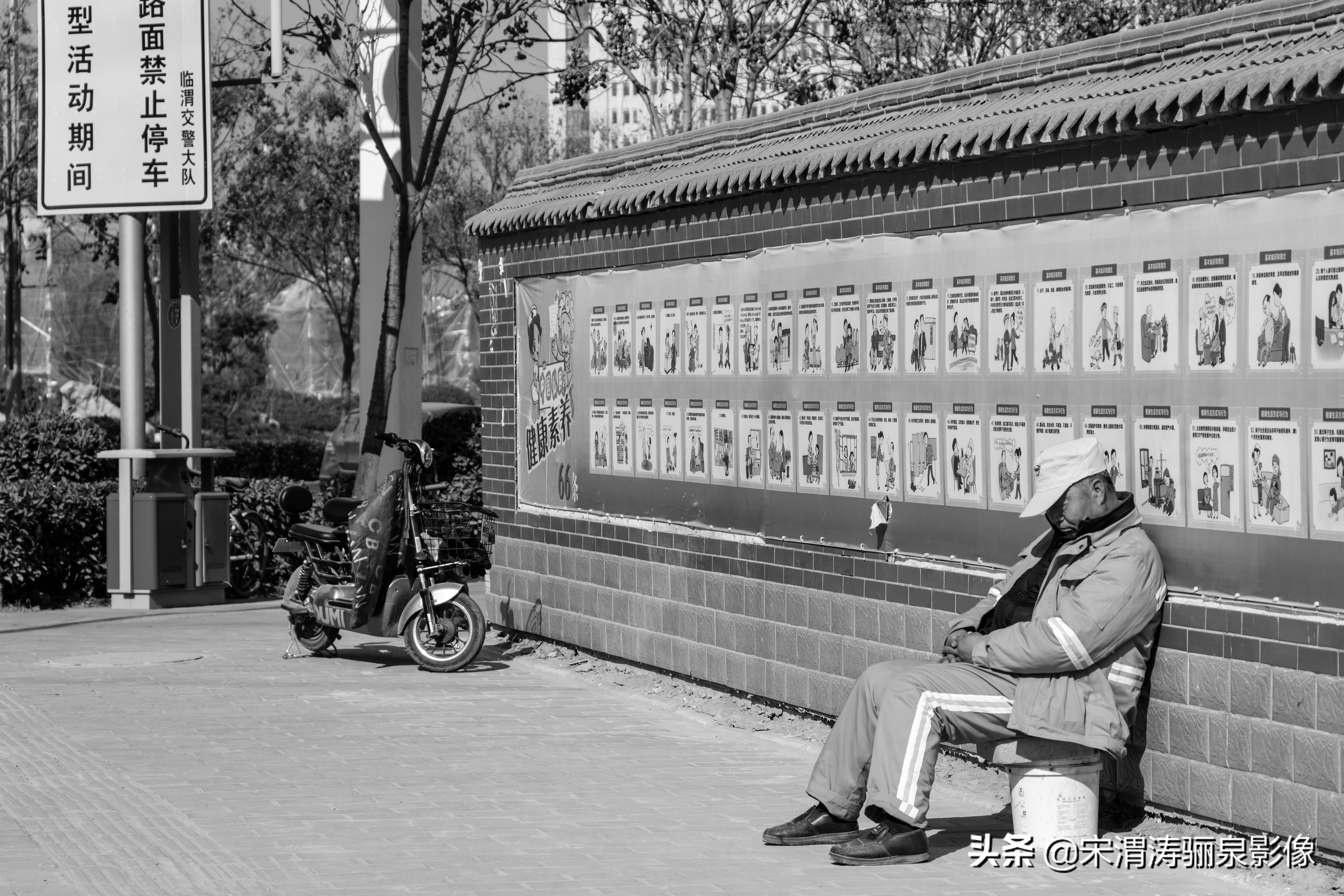 他排除残疾的身体,努力在工作之余记录和反映草根人群的生存状况