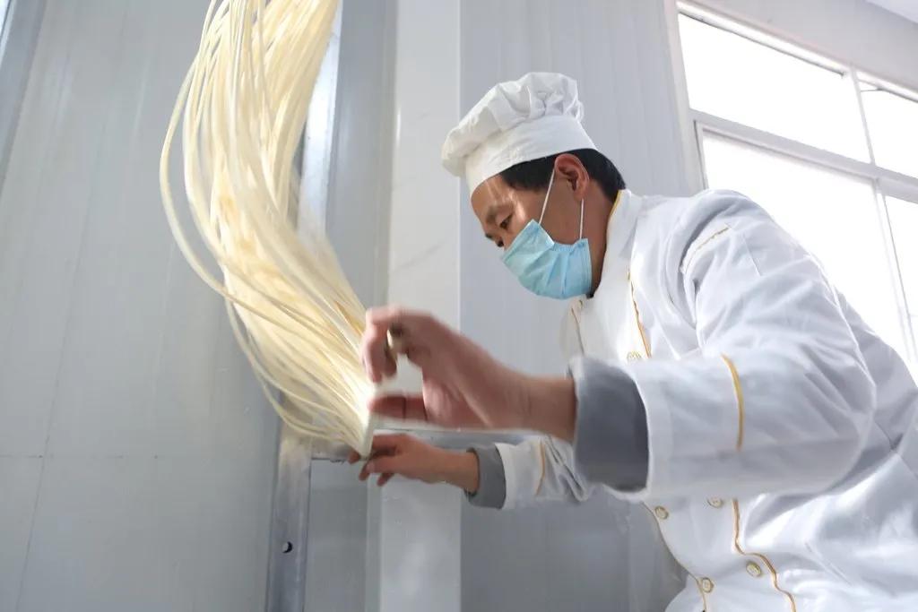 万条“银丝”挂起来！满满的泾阳好味道…