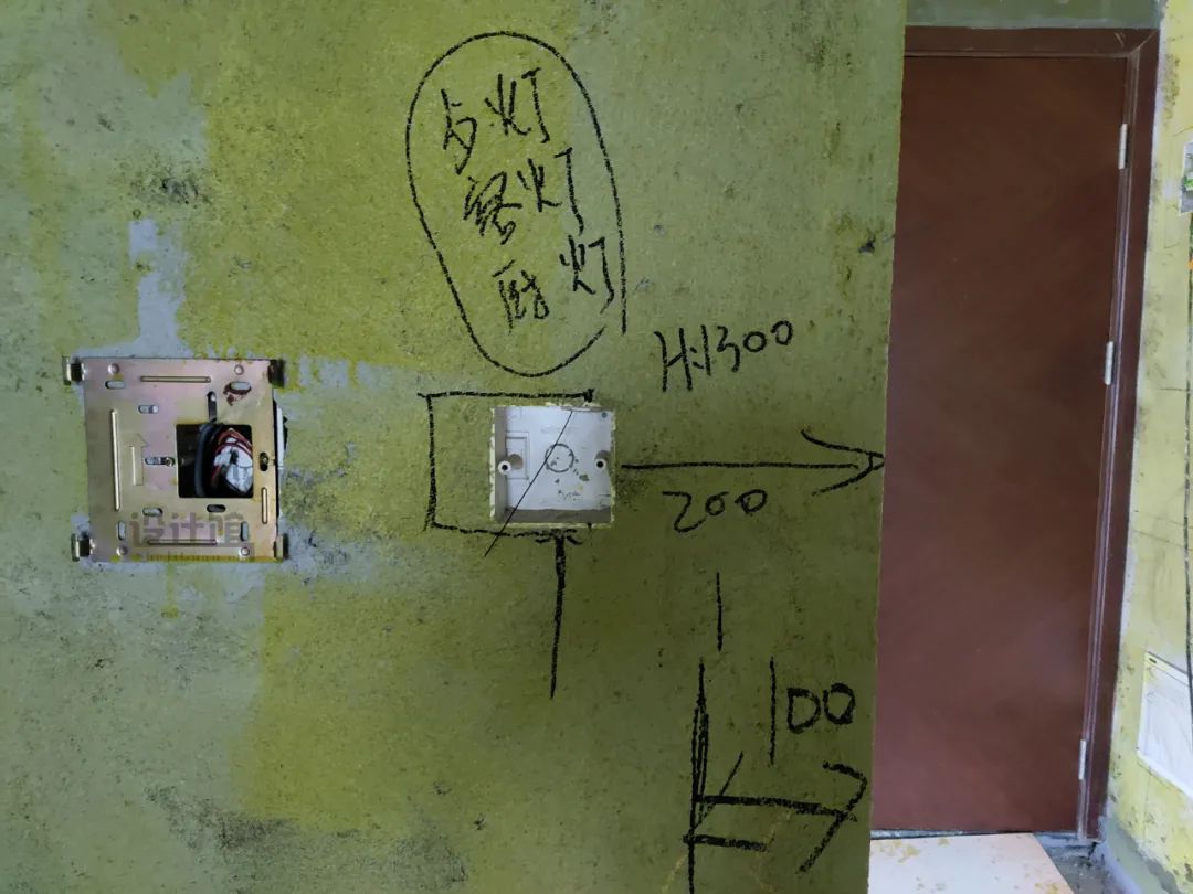 请问插座面板最小的尺寸是多大的,电动窗帘盒插座的预留尺寸是多少