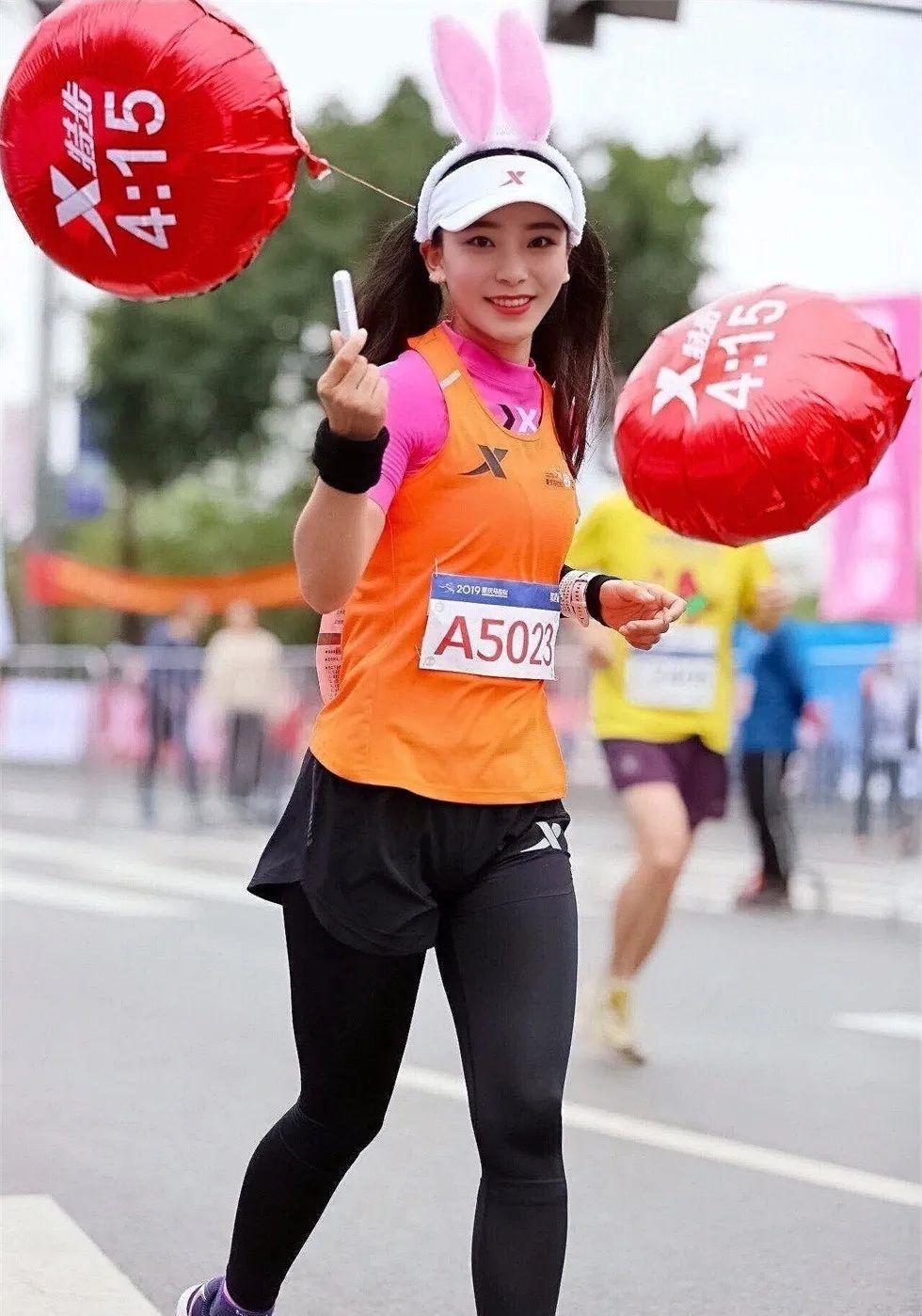 长得漂亮小姐姐骑马,长得好看跑得快小姐姐