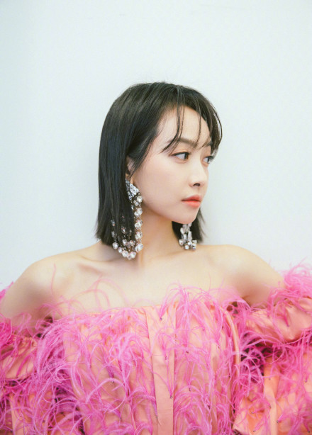 宋茜又穿一身潮装在机场扮酷,宋茜一改往日穿搭风格