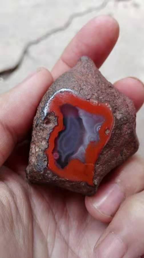 如何鉴别天然玛瑙和人造玛瑙,灰玛瑙和白玛瑙是同样的玛瑙吗