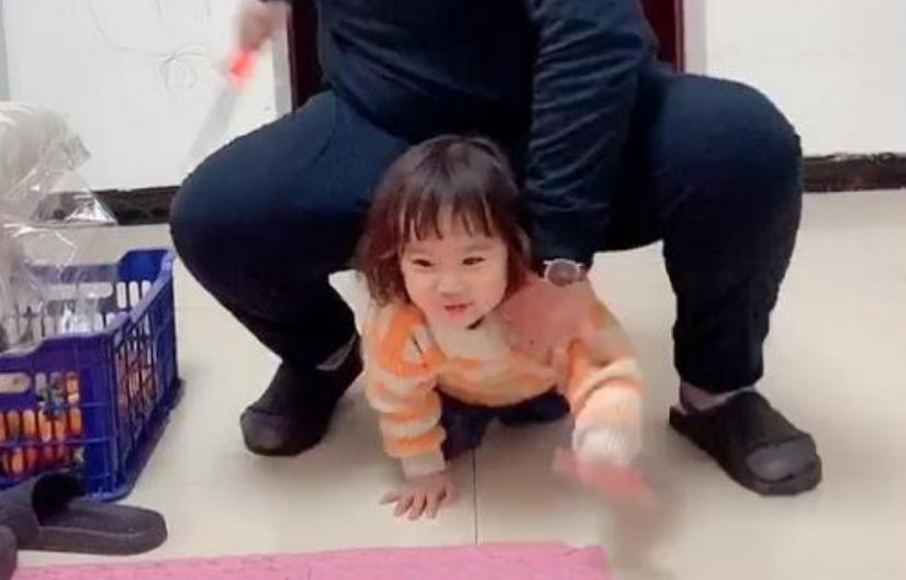 爸爸把女儿当“坐骑”，上演小马拉大车，女儿很配合，宝妈却哭晕