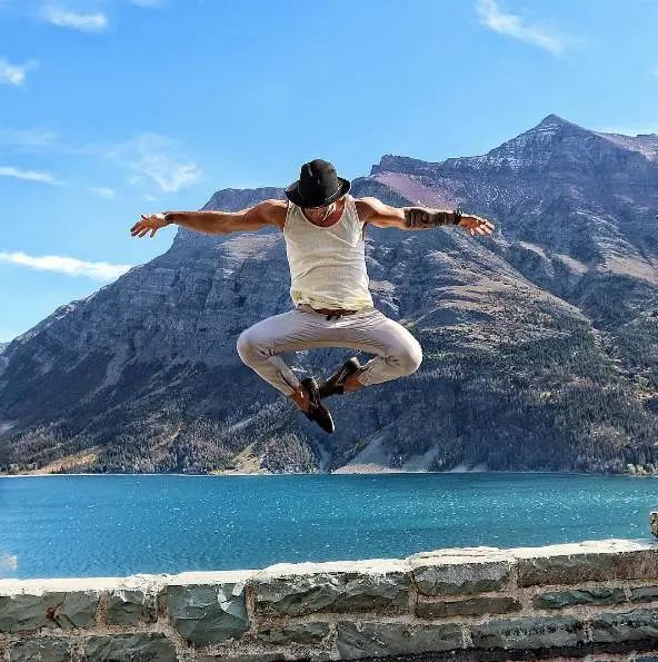 看完这些人,你再也不会觉得男人练瑜伽“娘”了