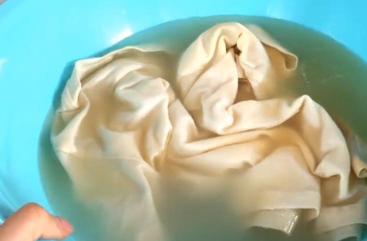 白衣服发黄变白最快最简单的方法,放久的白衣服发黄了怎么可以洗白