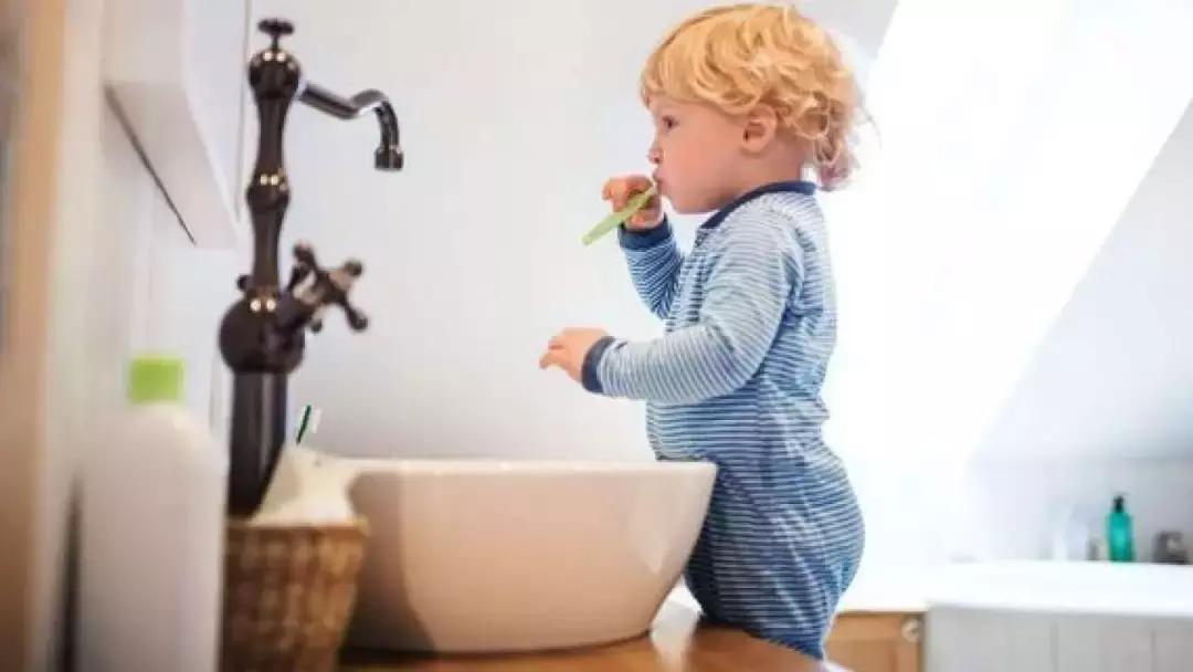 儿童使用牙膏要注意什么,儿童错误刷牙导致牙齿损伤